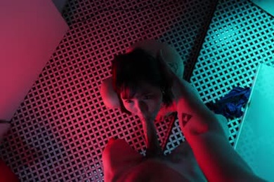 饥渴的日本女孩在夜总会的浴室里给你口活并吞下他的精液