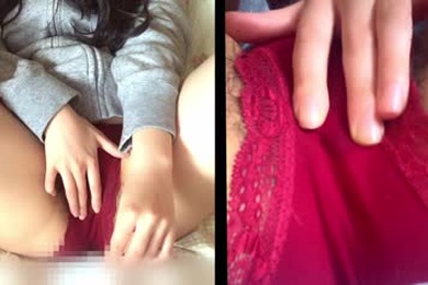 毛茸茸的业余爱好者在 2 个屏幕上自慰自湿内裤和裂缝