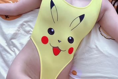 純情女大皮卡丘套裝欲求不滿吶-