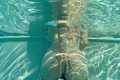 主人的任务二，跪在床上屁股翘起来，让主人拿手玩弄下体[樱花小猫]