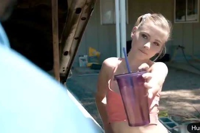 抓自己的女儿进房间后入