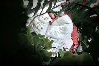 主题酒店绿叶房偷拍大叔跨年夜吃宵夜灌醉嫩妹子开房各种玩弄草逼