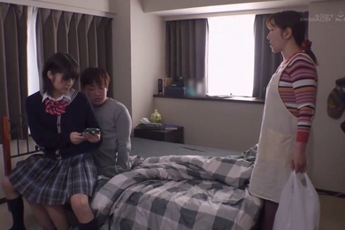 男孩子气的妹妹最近穿上了裙子为了在不被父母发现的情况下偷偷做爱一边躲在沙发的死角一边跨上我和哥哥