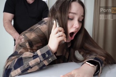 当我在电话里和一个男人说话时我的继兄操了我