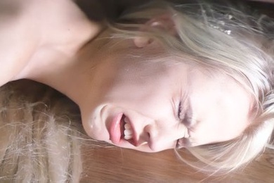 肛交时不使用润滑剂是个坏主意-18岁的金发少女几乎无法忍受