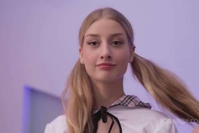 只有黑人对一个瘦弱的19岁青少年撒尿和性交