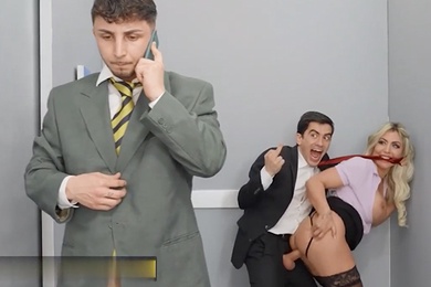 电梯坏了丰满的女上司在电梯里主动求操口交女上位骑着需要两根鸡巴直到它修好