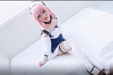 一个闷闷不乐的淫荡妹子她在拍摄期间一直很角质穿着英雄服装后在房里被男子爆操