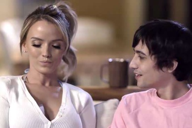 沙发上激战大奶继母