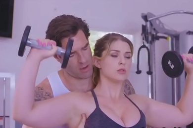 在健身房与大胸金发女郎进行口腔锻炼