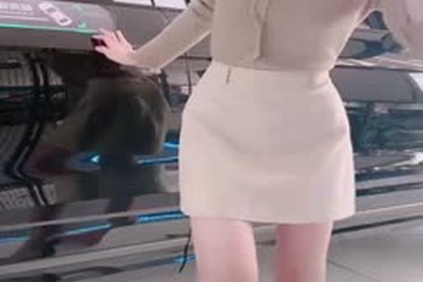 漂亮女销售直播塞跳蛋，全程捂屁股，没想到车漆反光暴露下体有东西，忍不住娇喘出声。已插眼，目前还活跃在抖音